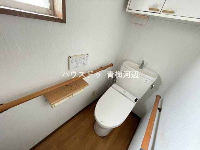 トイレ:白を基調としたシンプルな壁紙のトイレになります。2階にも設置されているのでお部屋からの移動も短縮できますね。