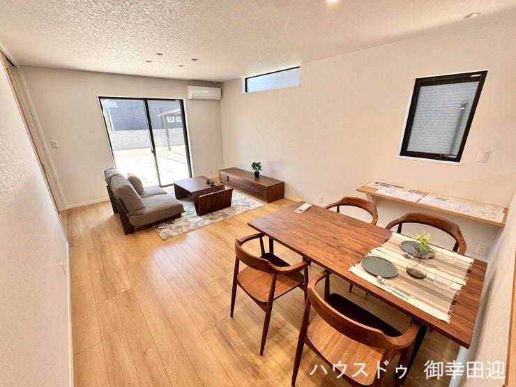 ■安らぎと笑顔の中心地■陽光が優しく降り注ぎ、会話が自然と弾む。ここでは、毎日が特別な時間へと変わります。