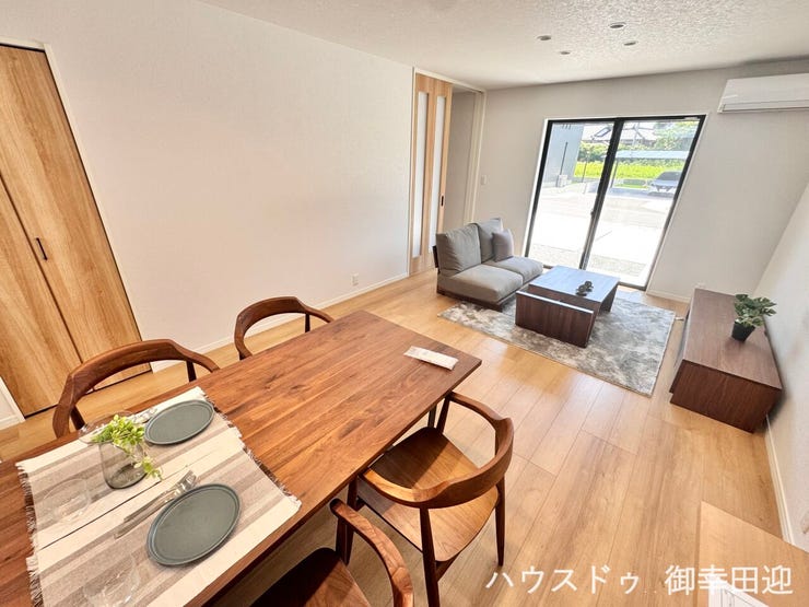 ■安らぎと笑顔の中心地■陽光が優しく降り注ぎ、会話が自然と弾む。ここでは、毎日が特別な時間へと変わります。