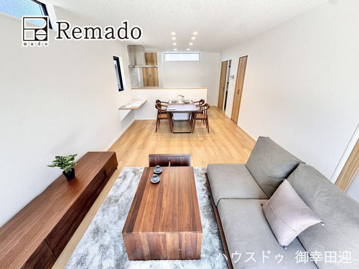 【リビング】
■家族の笑顔が集う中心地■お気に入りの家具を迎え、窓からは心地の良い光が差し込みます。