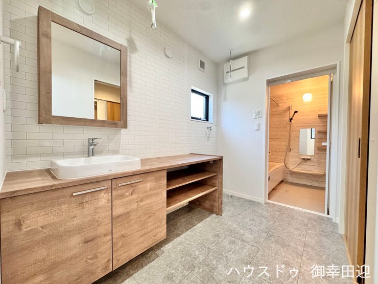 ■清々しいリフレッシュ空間■自分を磨き、気持ちを切り替える。心地よい光が差し込むプライベートスペース。