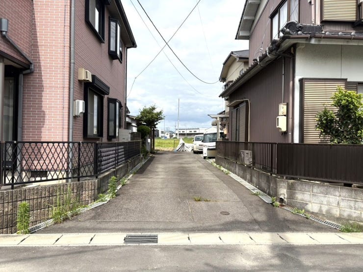 ◇外観写真◇
旗竿地となります。こちらの約半分が当該敷地になる予定です。
お家の建て方によっては、お車も3台ほど駐車可能になります。