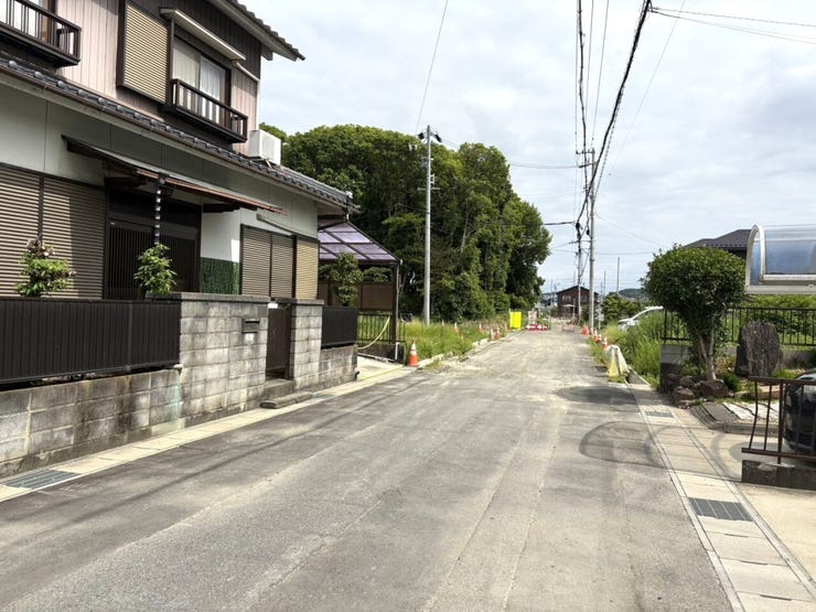◇前面道路◇
前面道路は約6m。お車のすれ違いや出し入れにもゆとりがありますね♪交通量も多くない為、お車の運転が苦手な方でも余裕を持って出し入れできます♪