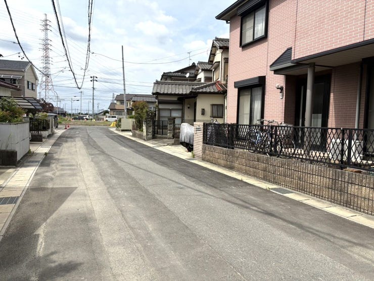 ◇前面道路◇
過ごす時間と共に刻々と表情を変えていく住まい、季節によってさまざまな表情を見せてくれるわが家は、時を重ね思いを紡ぐ場所です。ご家族の一家団欒を心ゆくまでお楽しみください。