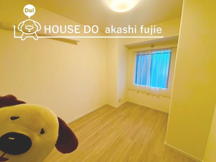 腰窓付きの明るい洋室