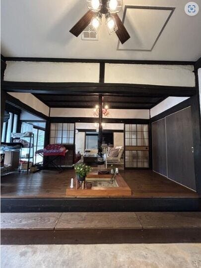 土間から続くリビングには囲炉裏。白壁と落ち着きのある梁のあるお洒落な古民家です。リノベーションにより、利便性も兼ね備えています。