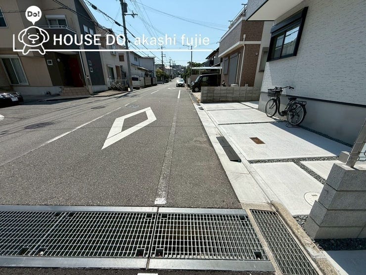 前面道路が広く、車の出し入れも楽々!