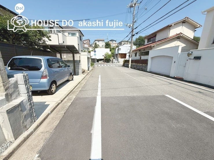前面道路が広く、車の出し入れも楽々!