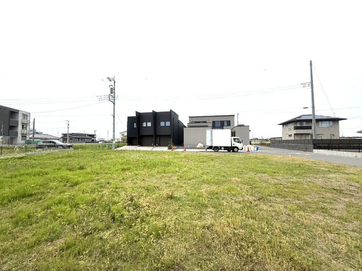 近隣はコストコ、アウトレットの大型施設から、生活するのに欠かせないスーパー、ホームセンター、コンビニなど揃っているので便利で住みやすい立地です。