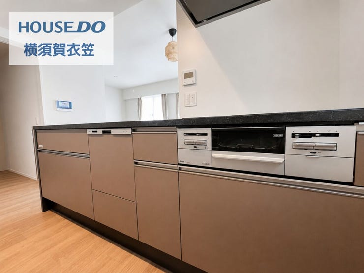 重厚感のあるフルフラットキッチンは、収納力と作業性を兼ね備えた設備構成が魅力で、生活感を抑えながら上質な空間演出も叶え、日々の調理時間を快適に支えてくれる仕様です。