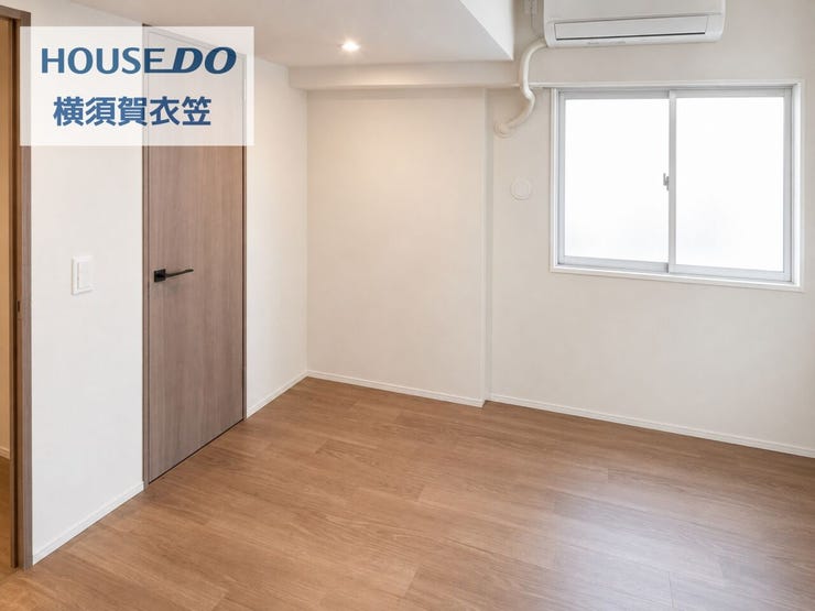 落ち着いた色合いでまとめた居室は、窓からの採光を確保しつつ家具の配置もしやすい整形空間で、寝室や書斎、子ども部屋など幅広い使い方に対応しやすい快適な個室空間です。
