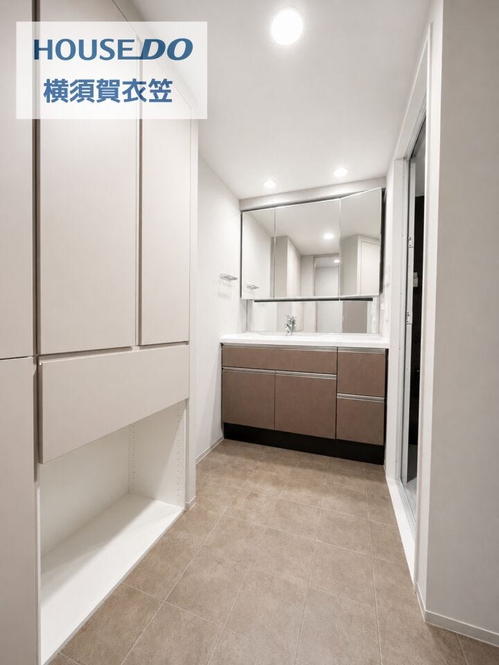 洗面室には大型の三面鏡洗面台と収納を備えており、身支度のしやすさとしまいやすさを両立しながら、清潔感のある内装が毎日の暮らしを快適に整えてくれる上質な空間です。