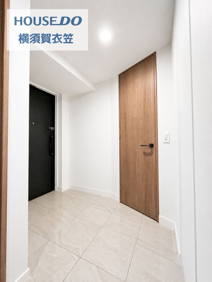 玄関まわりは白を基調に木目建具が映えるすっきりとした設えで、視線が抜ける無駄のない動線と上質感のある床材が、住まいの第一印象を端正かつ清潔に整えてくれる空間です。