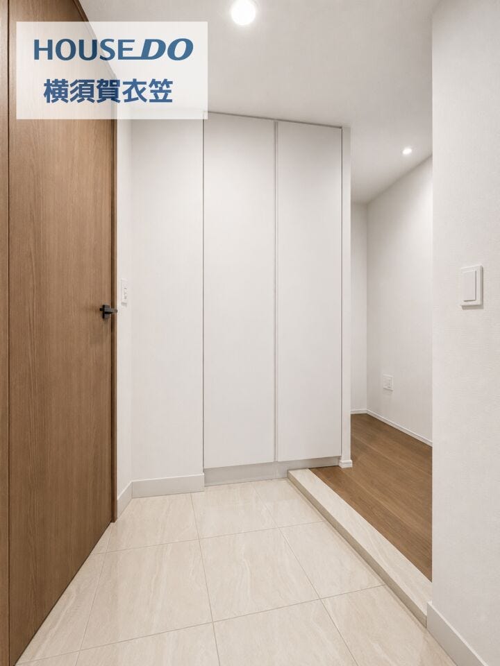 玄関ホールには天井まで使える大容量の収納を備えており、靴や日用品をまとめてしまいやすく、室内へ入った瞬間から生活感を抑えた整然とした印象を保ちやすい設計の空間です。