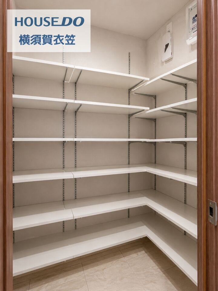 可動棚をコの字に備えた大容量収納は、靴や備蓄品、日用品まで用途に合わせて整理しやすく、見渡しやすさと取り出しやすさを兼ね備えた使い勝手のよい玄関収納スペースです。