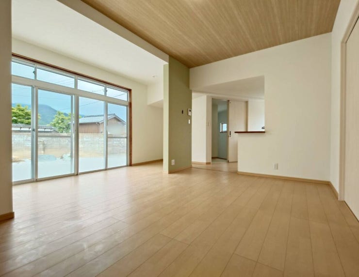 LEDです。床のフローリング張替を行い、壁と天井はクロス張替、建具交換を行いました。南側に掃き出し窓があるのでたっぷりと陽を室内に取り入れることができます。