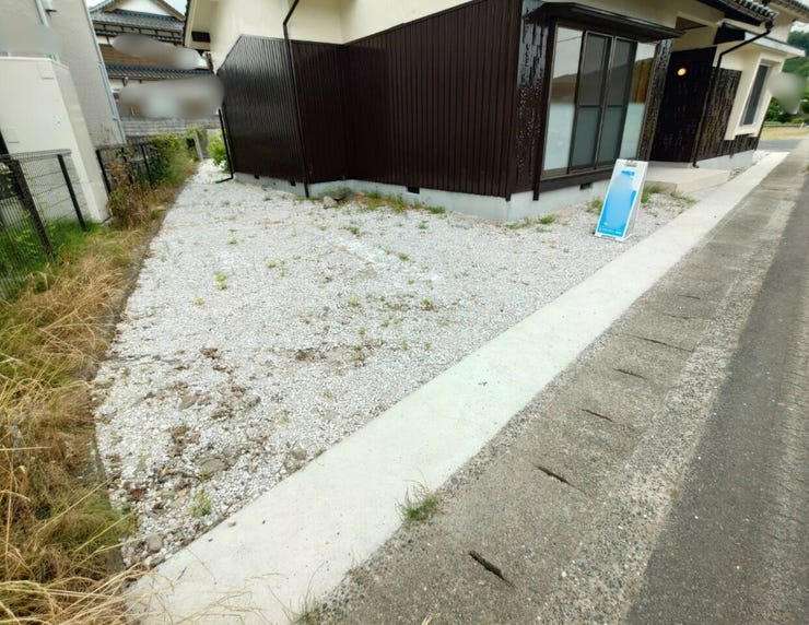 駐車場は砕石を敷き込みました。雨の日でもぬかるみにくくなります。