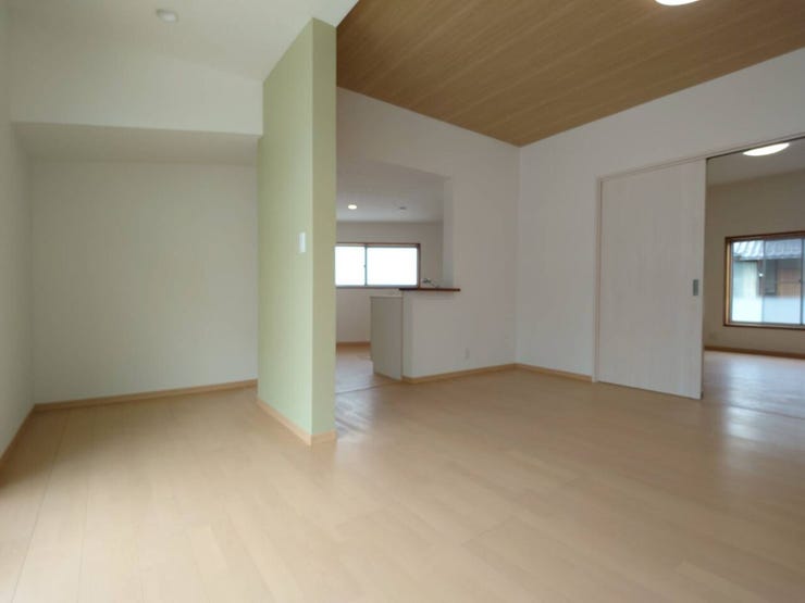 LDK別アングルです。LDKの床はフローリングで仕上げ、壁と天井のクロス張替、建具交換、照明交換を行いました。