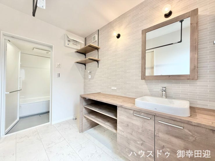 ■清々しいリフレッシュ空間■自分を磨き、気持ちを切り替える。心地よい光が差し込むプライベートスペース。