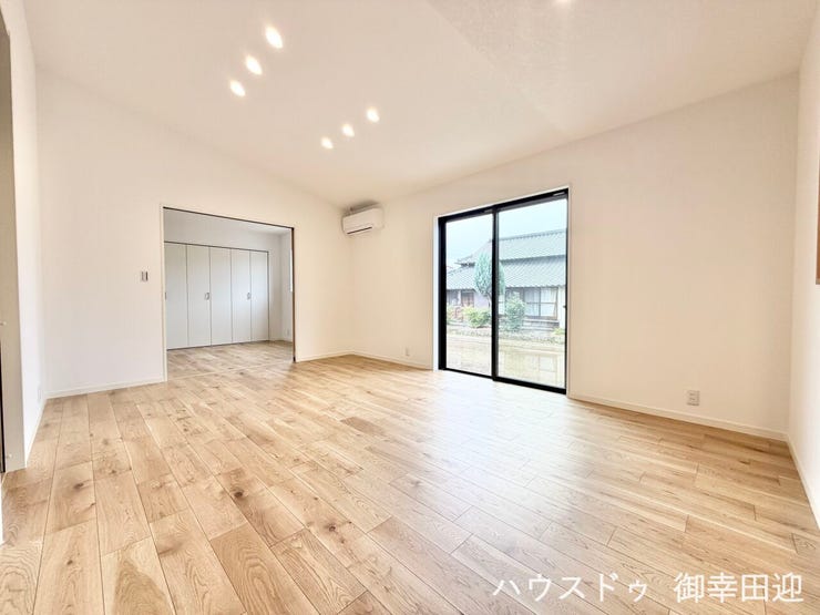 ■安らぎと笑顔の中心地■陽光が優しく降り注ぎ、会話が自然と弾む。ここでは、毎日が特別な時間へと変わります。