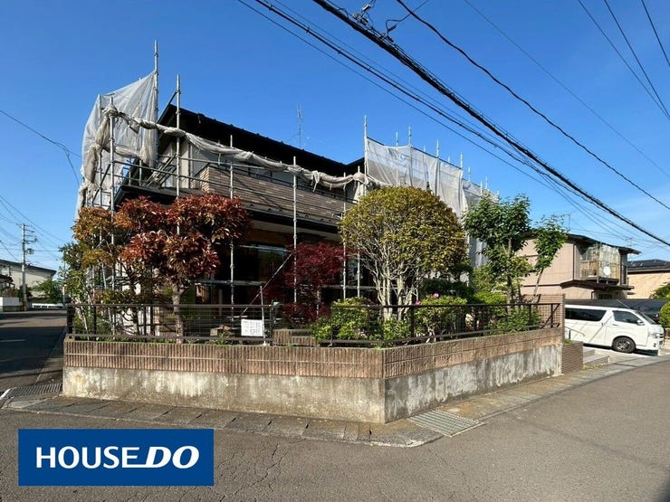 【外観】
南6m×西6mの角地で開放感があり、日当たりも良好
小学校・公園・医療施設が揃い、子育て環境が整ったエリア
車移動がしやすい道路幅で、複数台所有の家庭にも便利