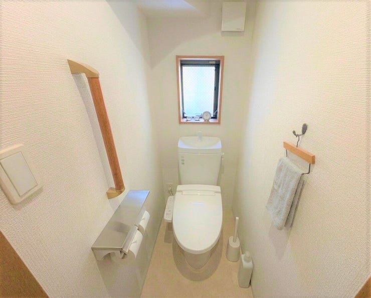 一階トイレは手すりもあり、ご高齢の方も安心して使用できます!