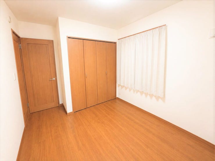 約5帖の洋室!
収納力はもちろん、明るいお部屋です!
お子様のお部屋としても使えそう♪