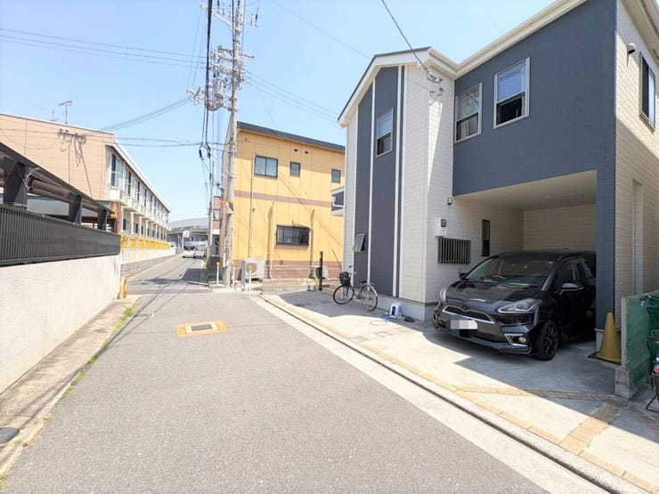 前面道路は広めで、駐車もしやすい♪