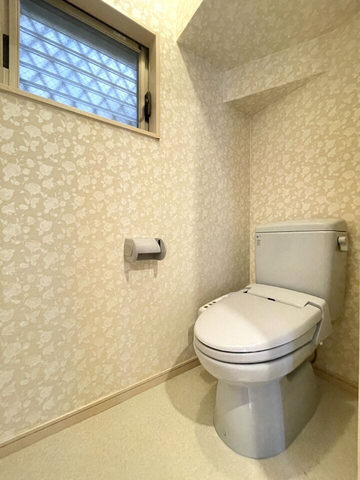 ◇トイレ◇
窓も付いてるので明るくスッキリとしたトイレです。採光や通風良好です。清潔感溢れ、居心地よく落ち着ける空間となっています。クロスがおしゃれですよね。