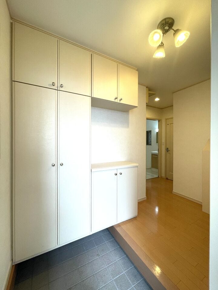 ◇玄関◇
使い勝手の良い下足収納があり、外から帰ってきて汚れた靴、レインコート、傘や外遊びグッズ等を収納するのに大変重宝します。明るく温かな雰囲気で家族の帰りや来訪者を出迎えてくれる玄関です。