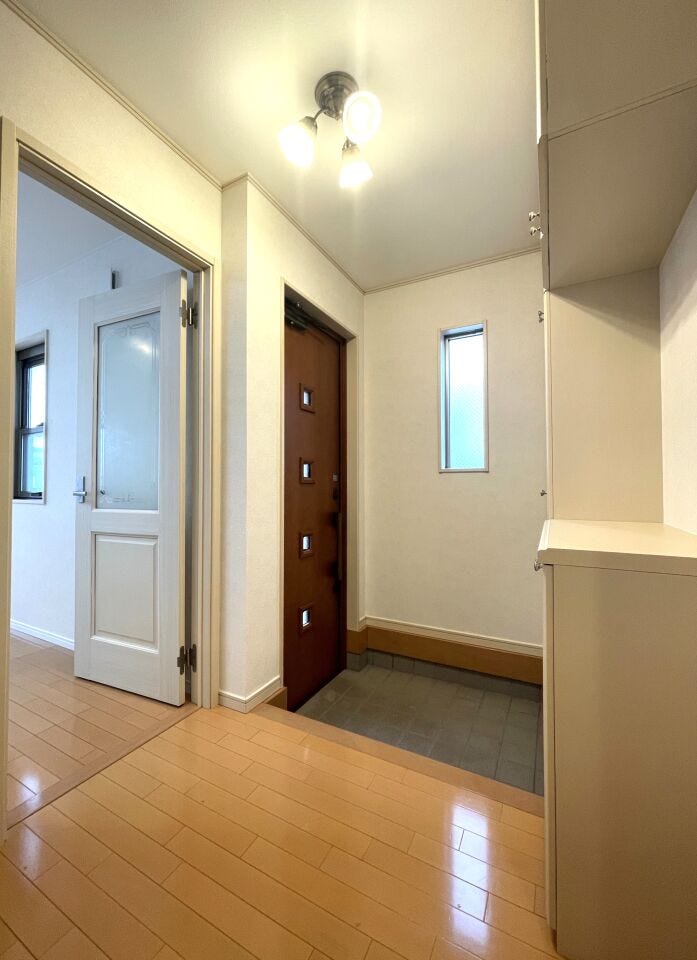 ◇玄関◇
毎日利用する玄関は明るく快適に豪華でありたいですね。採光を考えて造られた玄関は「行き」も「帰り」も優しく家族を送り出し出迎えます。大きなシューズクローゼットは使い心地良く収納力高いです。