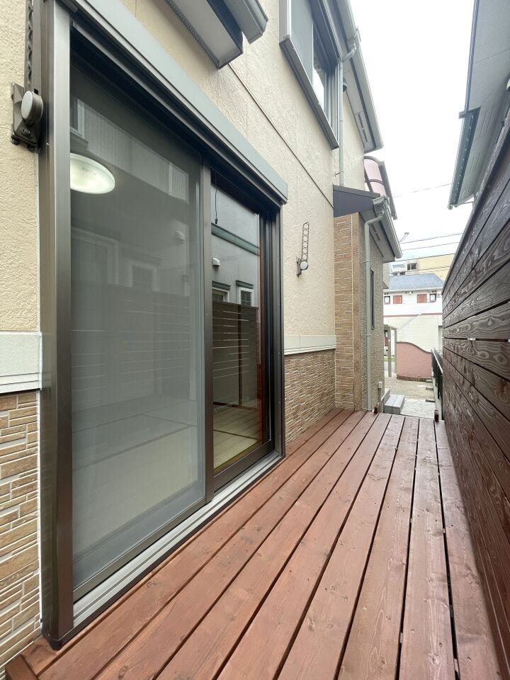◇ウッドデッキ◇
少しリラックスして風を感じて座るのもゆったりとした空間です。