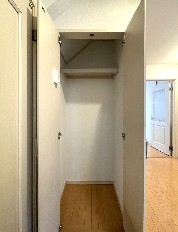 ◇収納◇
1階玄関横の収納スペースです。文具やDIY工具といった生活道具、日用品の買い置き、新聞・雑誌など古紙の一時置き、掃除用品などだけでなく、外出時に使用するコートなども掛けて収納いただけます。