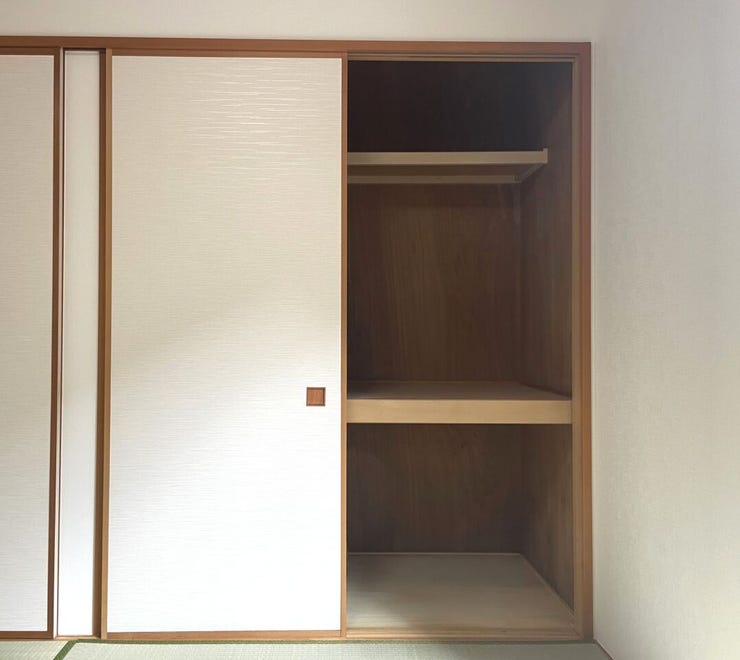 ◇押入◇
和室には、押入が完備されています。畳や押入れなど独特の和テイストは暮らしにゆとりを生み出します。布団だけではなく衣装ケースや季節ものを収納することができます。