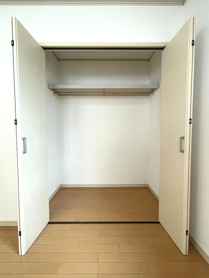 ◇クローゼット◇
各居室のクローゼットや、押入収納など、収納スペースが豊富です。部屋が散らかることが少なくなり、綺麗に片付いた空間を維持することができる邸宅です。