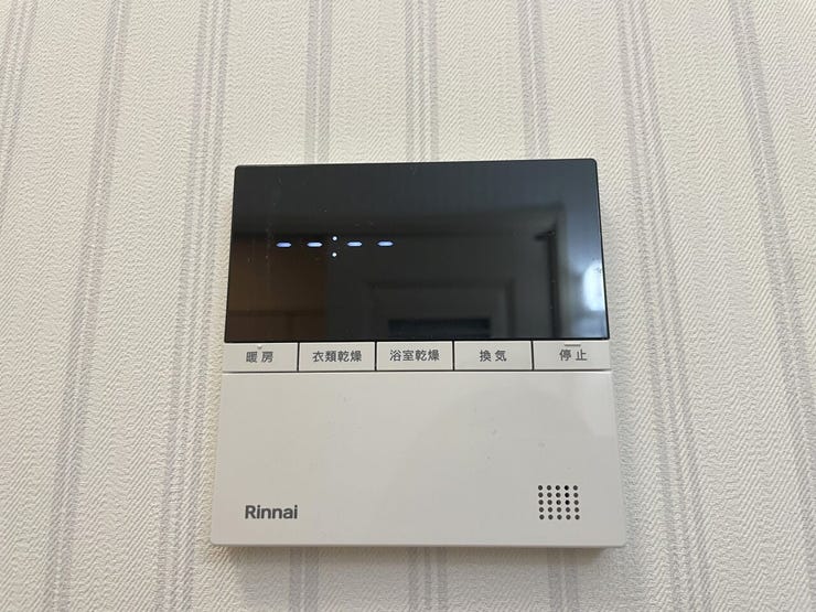 ◇浴室換気乾燥暖房機◇
雨の日が多い時期でも、洗濯物が乾きにくい夜でも、いつでも洗濯機を回すことができます。換気機能もあるので湿気がたまることもなく、浴室のカビを抑えられます。