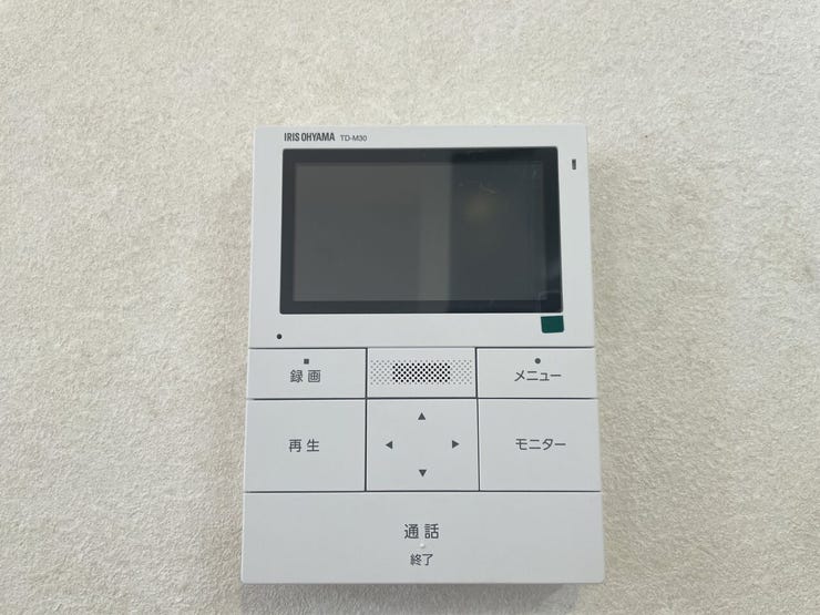 ◇TVモニター付インターホン◇
TVモニターで訪問者を確認してから会話することができますので、安心して対応していただけます。また姿を見られたくない空き巣や不審者が嫌がるため防犯効果も高まります。