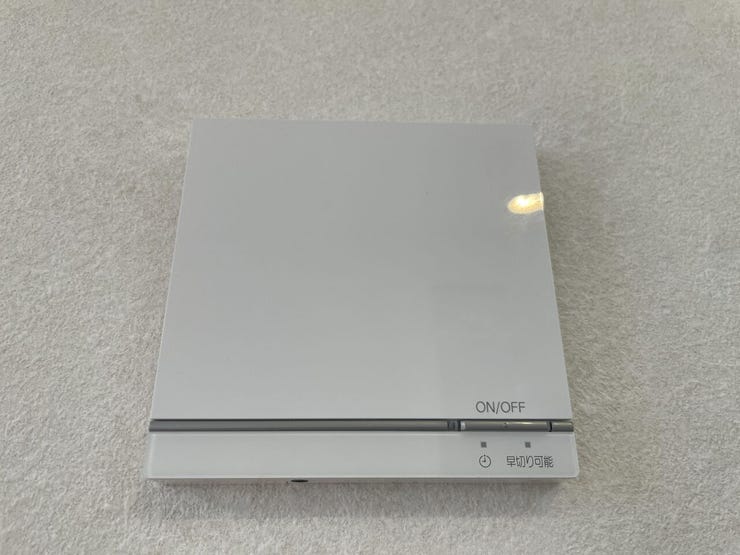 ◇床暖房リモコン◇
床暖房をコントロールするリモコンです。タイマー機能もついていますので朝はタイマーで早めにつけておく、短時間の外出時なら低温でつけたままにしておくなど、快適にお使い頂けます。