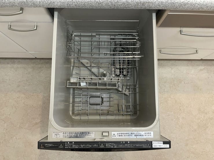 ◇食洗機◇
洗い物に時間を縛られることが無くなり、ご家族との時間も増えますね。加えて手荒れも防げてしかも節水が高い為、需要の高い設備です。
