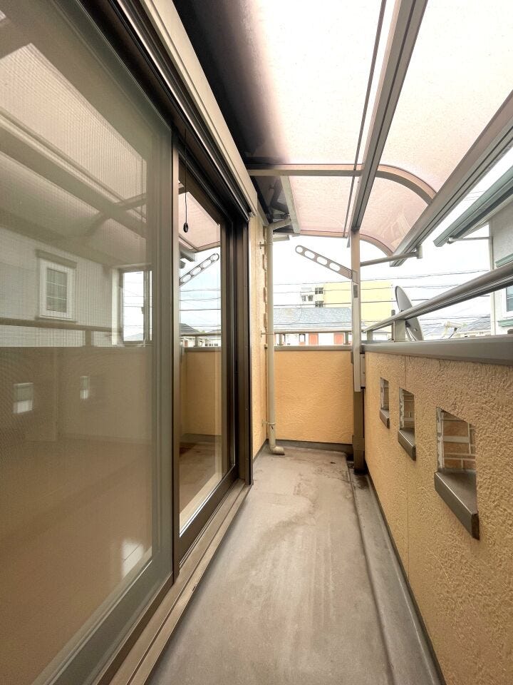 ◇バルコニー◇
南側に面したバルコニーには屋根を設置しています。雨露から洗濯物をお守りするので、天気を気にせずお出かけできます。屋根が日差しや熱線を和らげ、室温の上昇を軽減するのもメリットですね。