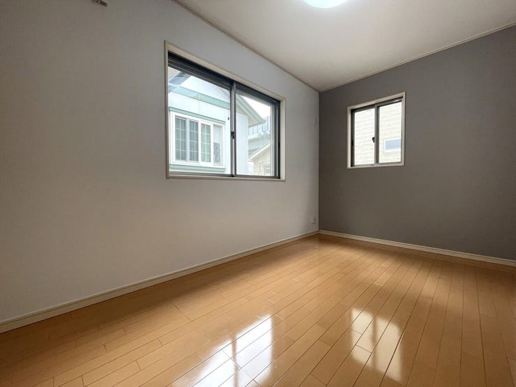 ◇洋室◇
2階の洋室です。2面採光を確保しており明るいお部屋です。光りに満たされた安らぎの空間がここにはあります。すべての洋室にクローゼットがあるのでプライベートルームがスッキリします。
