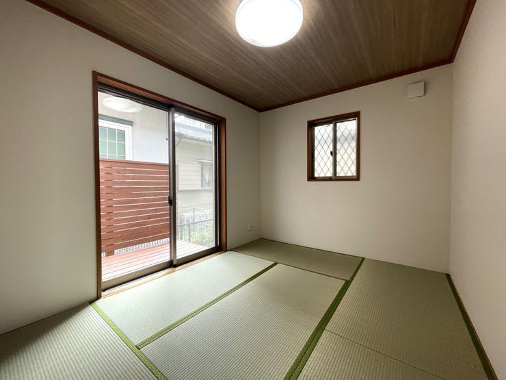 ◇和室◇
様々な用途に利用可能な和室です。くつろぐスペースとして、子供の遊び場として。また急な来客時にも柔軟に対応してくれる空間です。押入れも完備されています。和室横にウッドデッキもあります。