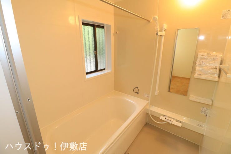 西姶良４丁目 中古戸建 【浴室】
大型の浴槽に浸かって日頃の疲れを癒して頂く事が出来ますね