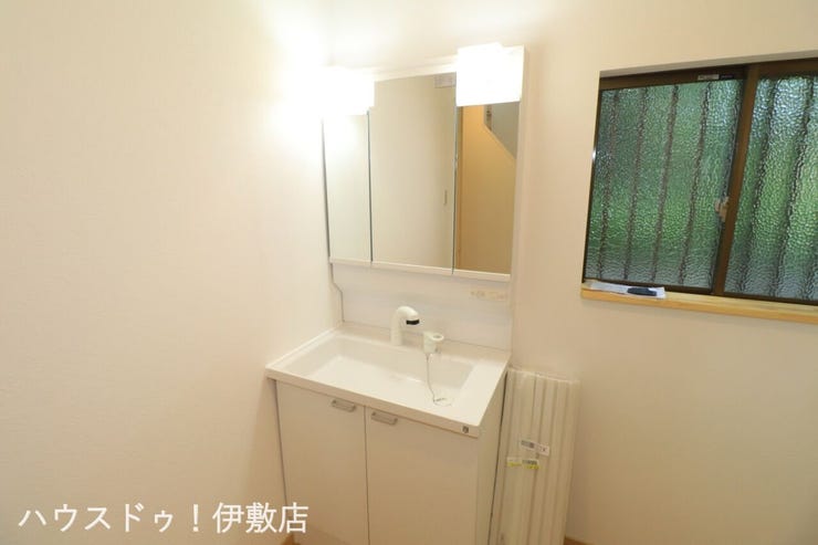 西姶良４丁目 中古戸建 【洗面台】
人気の3面鏡を採用しました。
ミラー裏が収納になっているので、生活感を出さずに収納することが出来ます。