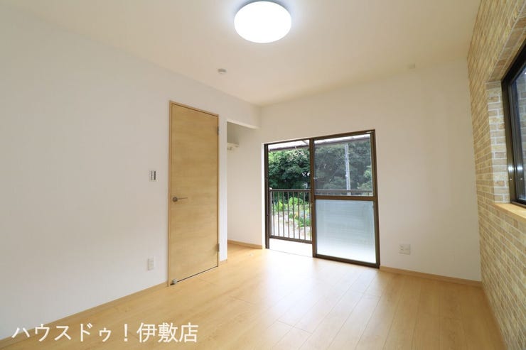 西姶良４丁目 中古戸建 【2F洋室6帖】
窓が2ヶ所あり、一日を通して自然光が入りやすい洋室です