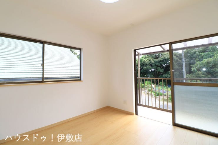 西姶良４丁目 中古戸建 【2F洋室4.5帖】
南側に掃き出し窓があり、部屋の奥まで光が入りやすい洋室です