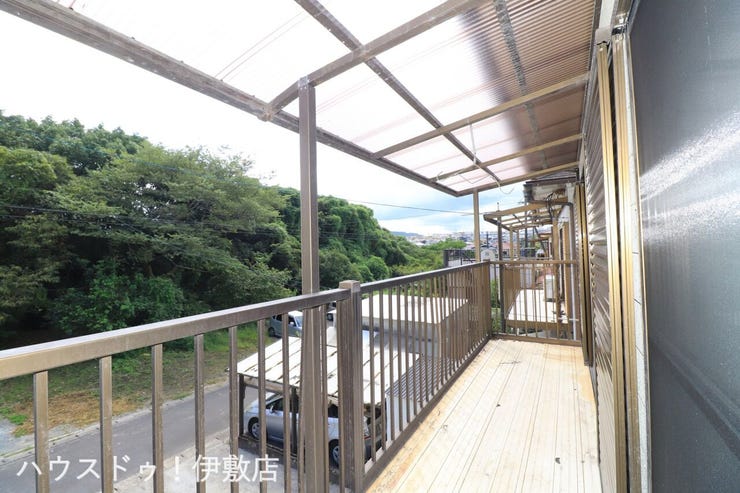 西姶良４丁目 中古戸建 【バルコニー】
南側にバルコニーがあり、洗濯物がよく乾きます！