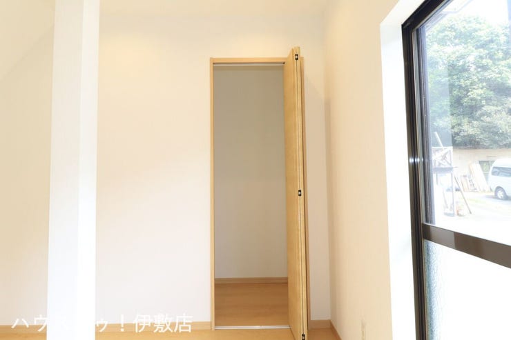 西姶良４丁目 中古戸建 【リビング収納】
便利なリビング収納付き！扉付きで生活感を出さずに収納可能です