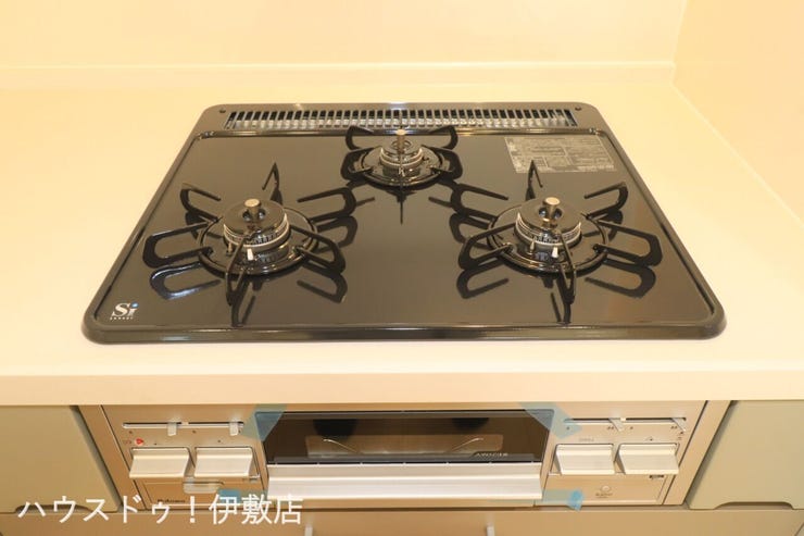 西姶良４丁目 中古戸建 【三口ガスコンロ】
キッチンには三口ガスコンロを採用。IHでは物足りない方にはおすすめです