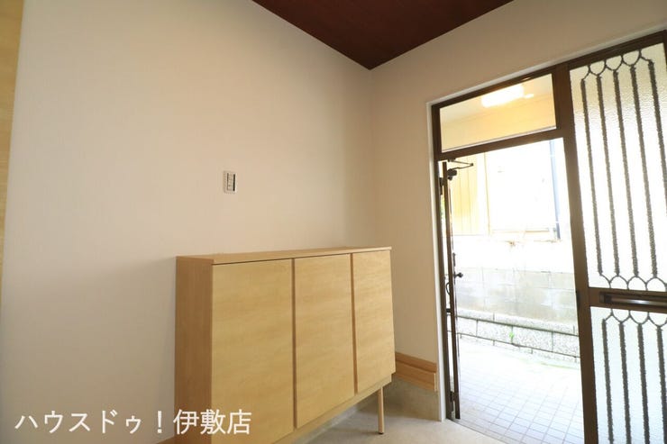 西姶良４丁目 中古戸建 【玄関】
住宅ローン返済例
月々27,491円　ボーナスなし
借入額1199万、頭金なし
鹿児島銀行、年利1.35%（変動金利、定率型）期間50年
金利等の情報は2026年9月時点